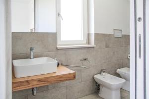 カーポ・ヴァチカーノにあるVillino Frizzaの洗面台とトイレ付きのバスルーム +30枚の写真