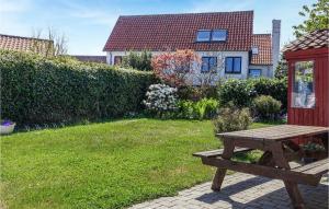 Um jardim em Cozy Home In Allinge With Kitchen mais 25 fotos