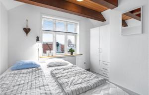 Lovely Apartment In Allinge With Wifi客房内的一张或多张床位