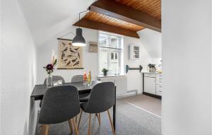 Lovely Apartment In Allinge With Wifi的厨房或小厨房