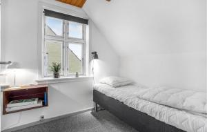 Lovely Apartment In Allinge With Wifi客房内的一张或多张床位