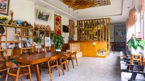 Restaurace v ubytování Phùng Thịnh Hotel