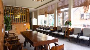 Posezení v ubytování Phùng Thịnh Hotel