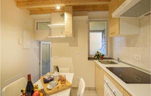 Kuchyň nebo kuchyňský kout v ubytování Stunning Apartment In Monte Isola + 5 fotografií