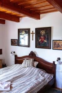 um quarto com uma cama com uma cruz na parede em Öreghegyi Apartman em Vindornyalak