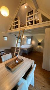 a room with two bunk beds and a table at JouwvakantiehuisNL 8 persoons cottage in Vries