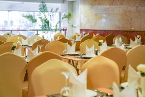 a restaurant with tables and chairs with paper boats on them at Emaar Al Khalil in Mecca