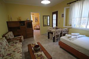 een woonkamer met een bed en een eetkamer bij Joanna's House in Skala Kallirakhis