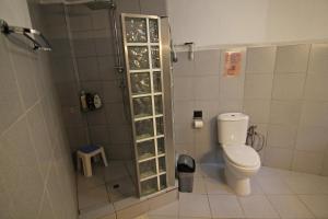 een badkamer met een toilet en een glazen douchecabine bij Joanna's House in Skala Kallirakhis +30 foto's