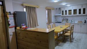 Dapur atau dapur kecil di Legend Guest House