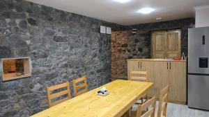 Kuchyň nebo kuchyňský kout v ubytování Legend Guest House + 34 fotografií
