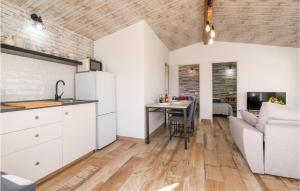 Η κουζίνα ή μικρή κουζίνα στο Awesome Home In El Gastor With Kitchen