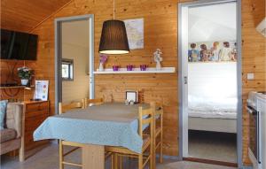 En TV eller et underholdningssystem på 2 Bedroom Lovely Home In Nexø