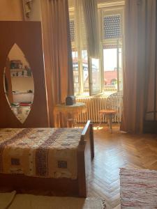 Exit Queen tesisinde bir odada yatak veya yataklar