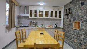 Dapur atau dapur kecil di Legend Guest House