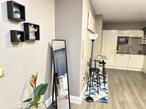 Kuchyň nebo kuchyňský kout v ubytování 2 Bed Apartment - Sleeps 4 - Wifi - Parking + 2 fotografie