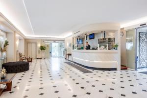 a lobby of a hotel with a reception counter at Hotel Metropole in Santa Margherita Ligure