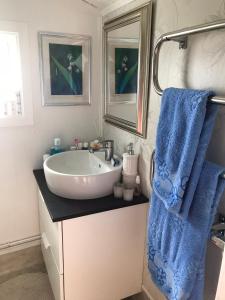 baño con lavabo blanco y toalla azul en Casa Blanca, en Å i Åfjord
