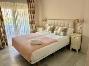 Posteľ alebo postele v izbe v ubytovaní MI CAPRICHO, Beachfront, Grownfloor, Private Garden & Terrace + 37 fotografií