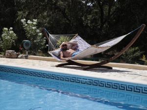 un hombre tendido en una hamaca junto a una piscina en Villa Valparaiso, en Alhama de Granada 52 fotos más