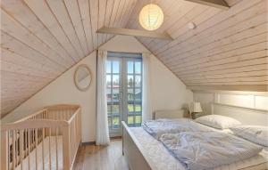 Postel nebo postele na pokoji v ubytování 3 Bedroom Gorgeous Home In Højslev