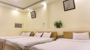 Postel nebo postele na pokoji v ubytování Phùng Thịnh Hotel