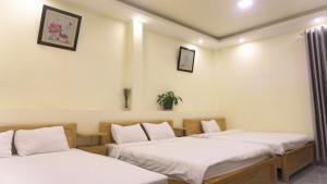 Postel nebo postele na pokoji v ubytování Phùng Thịnh Hotel