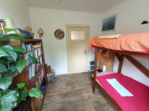 Postel nebo postele na pokoji v ubytování EN Homestay with private top floor, 3 bedrooms, bathroom, kitchenette, host stays downstairs with a cat and 2 small dogs --- CS Soukromé horní patro, 3 ložnice, koupelna, vařič, balkon - Přízemí sdílené s hostitelem, kočkou a 2 malými psy