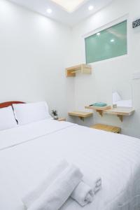 Postel nebo postele na pokoji v ubytování Phùng Thịnh Hotel