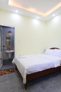 Postel nebo postele na pokoji v ubytování Phùng Thịnh Hotel