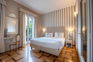 a hotel room with a bed and a window at Hotel Metropole in Santa Margherita Ligure