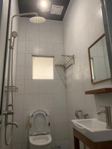 un baño con inodoro y lavabo en Triple Room in King Queen Single Bukit Mertajam Alma, en Bukit Mertajam