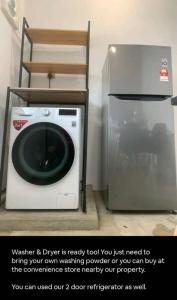 Habitación con lavadora y nevera. en Triple Room in King Queen Single Bukit Mertajam Alma, en Bukit Mertajam