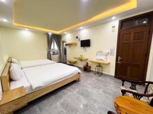 TV a/nebo společenská místnost v ubytování Phùng Thịnh Hotel