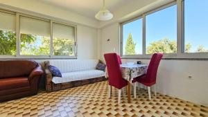ein Wohnzimmer mit Sofa, Tisch und Stühlen in der Unterkunft Davor 1 in Dajla