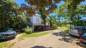ein Haus mit zwei Autos, die davor geparkt sind in der Unterkunft Davor 1 in Dajla