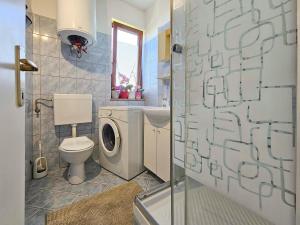 ein Badezimmer mit Toilette und Waschmaschine in der Unterkunft Davor 1 in Dajla + 11 Fotos