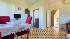ein Zimmer mit Tisch und Stühlen und einem Fernseher in der Unterkunft Davor 1 in Dajla
