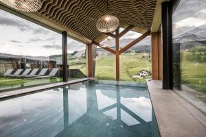 una casa con piscina con vistas a las montañas en Miraval NaturHotel, en Badia