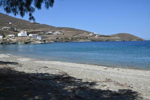 een uitzicht op een strand met huizen en het water bij Kythnos Seaside House Flampouria in Kithnos