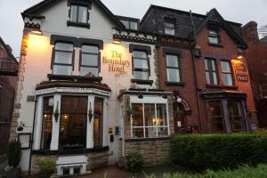 un restaurante con un cartel en la parte delantera de un edificio en The Butlers Hotel en Leeds