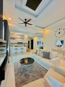 TV a/nebo společenská místnost v ubytování Tijami Villa & Resort