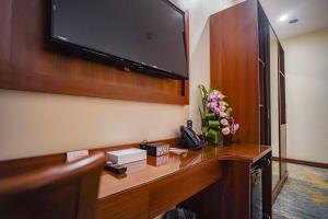 Μια τηλεόραση ή/και κέντρο ψυχαγωγίας στο Emaar Elite Hotel