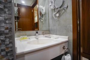 Ένα μπάνιο στο Emaar Elite Hotel