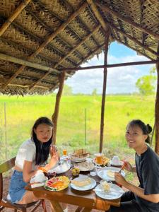 Due ragazze sedute a tavola a mangiare di Paarvie Sigiriya a Sigiriya