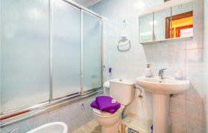 Koupelna v ubytování Stunning Apartment In Santa Pola