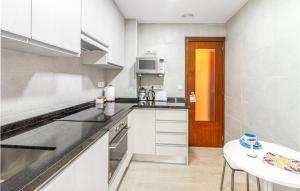 Kuchyň nebo kuchyňský kout v ubytování Stunning Apartment In Santa Pola