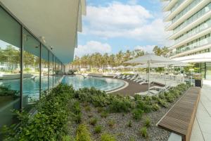 Kolam renang di atau dekat dengan Your Holidays Waves B431