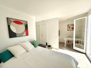 A bed or beds in a room at Beach Cannes Bungalows