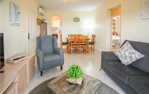 Posezení v ubytování Stunning Apartment In Torrevieja